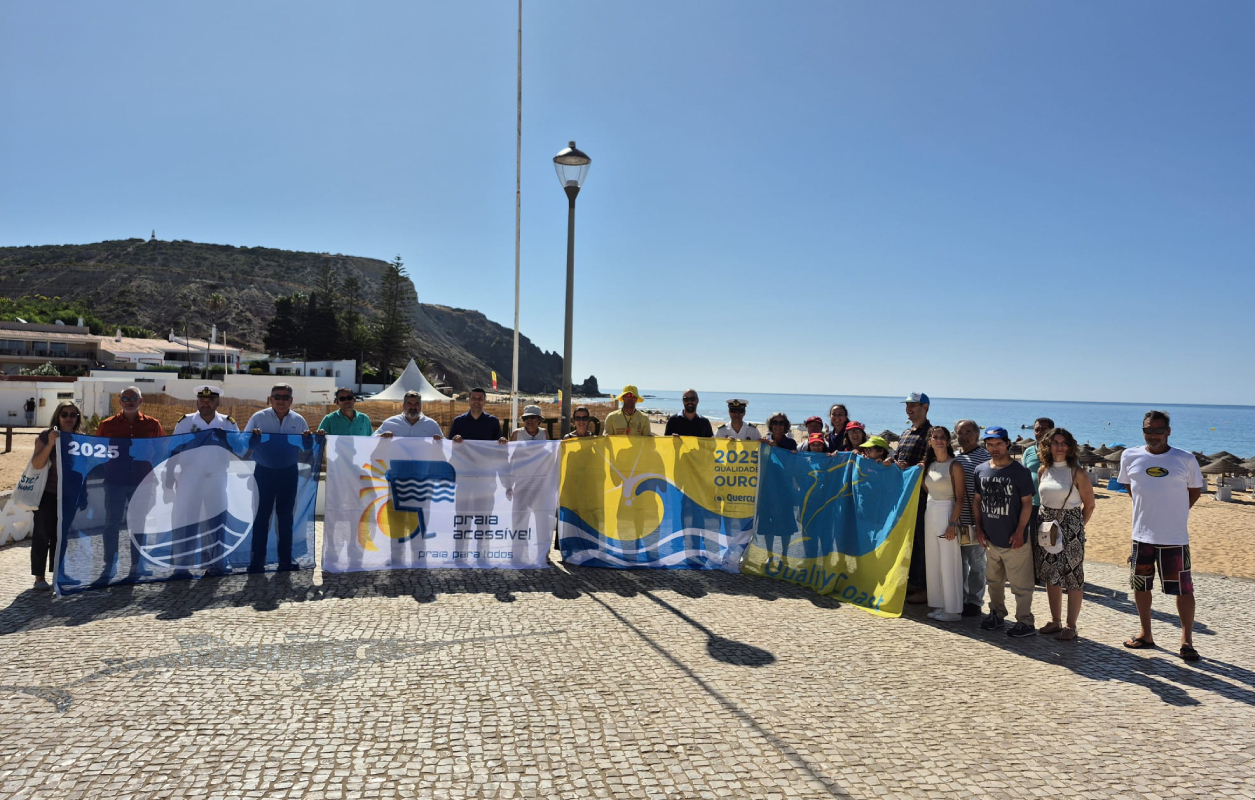 Bandeiras hasteadas nas praias de Lagos