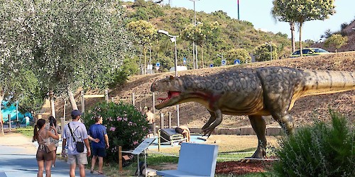 São 14 dinossauros “à solta” no Parque do Ribeiro de Albufeira