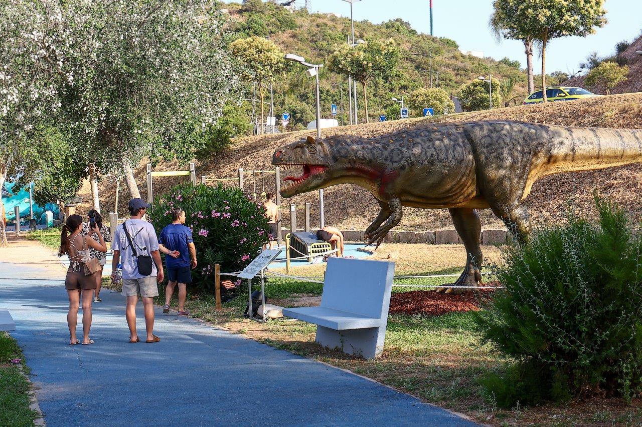 São 14 dinossauros “à solta” no Parque do Ribeiro de Albufeira