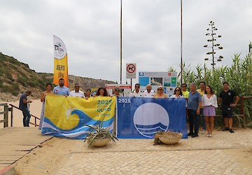 Bandeiras Azul, Qualidade de Ouro e Praia Acessível hasteadas em Vila do Bispo