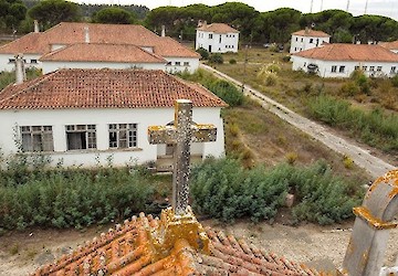 O Estado tem casas, mas prefere deixá-las a apodrecer
