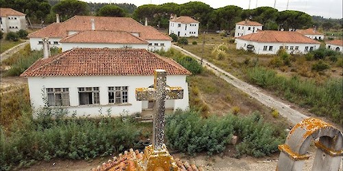 O Estado tem casas, mas prefere deixá-las a apodrecer