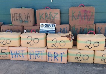 Costa Vicentina – Apreensão de três armas de calibre de guerra e mais de uma tonelada de haxixe