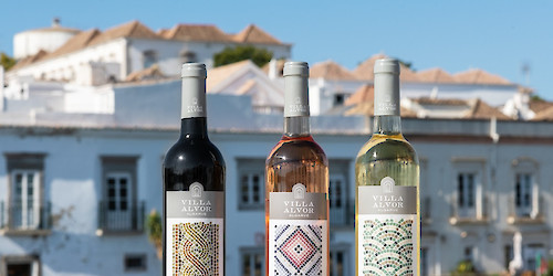 Villa Alvor, vinho oficial do Festival F, promove ativação com van nas praias do Algarve