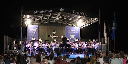 Concerto Final do Estágio de Orquestra de Lagoa Encanta Carvoeiro com Noite Inesquecível e Praça Lotada