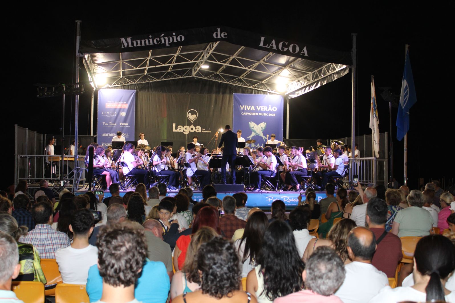 Concerto Final do Estágio de Orquestra de Lagoa Encanta Carvoeiro com Noite Inesquecível e Praça Lotada