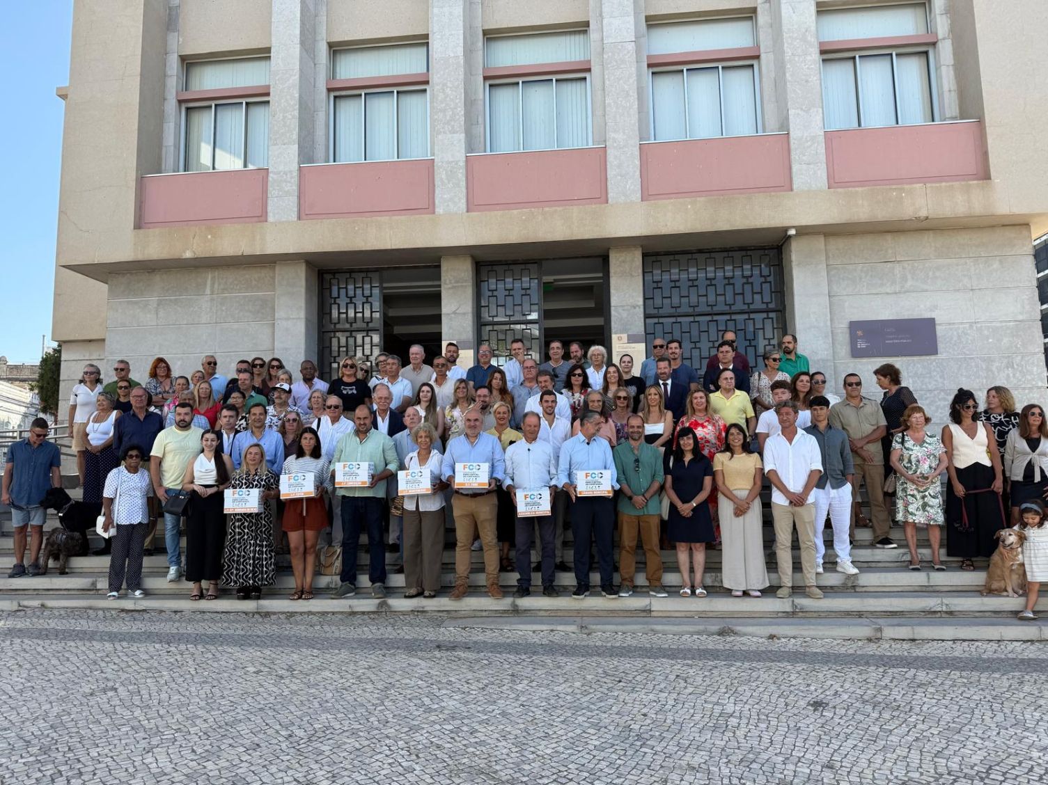 Coligação “Faro - Capital de Confiança” entrega listas no Tribunal de Faro com apoio de cerca de 200 pessoas
