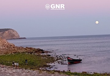 Vila do Bispo – GNR resgata 38 migrantes a bordo de embarcação