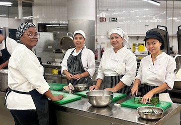 Grupo de migrantes qualificado pela Escola de Hotelaria e Turismo do Algarve inicia nova etapa de integração no setor