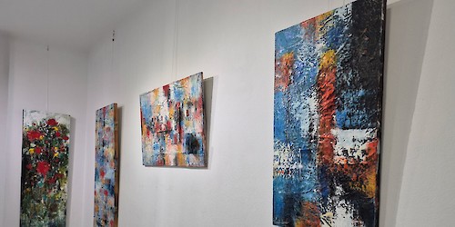 Exposição "DENTRO DE MIM SAUDADE E REVOLTA" em exibição na EMARP durante o mês de setembro