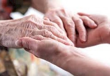 Doentes de Parkinson chegam a esperar um ano por consulta de acompanhamento