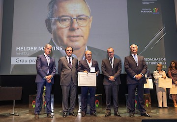 Hélder Martins homenageado pelo Governo com Medalha de Mérito Turístico