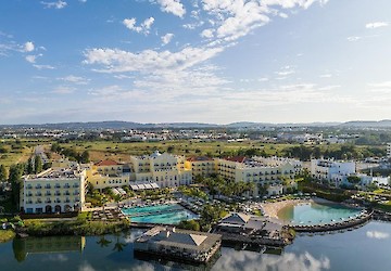 Domes Lake Algarve eleito o “Melhor Resort de Luxo de Portugal em 2025” nos World Travel Awards