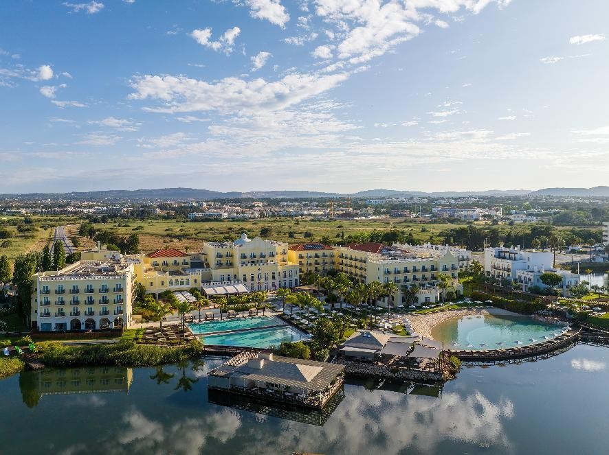 Domes Lake Algarve eleito o “Melhor Resort de Luxo de Portugal em 2025” nos World Travel Awards