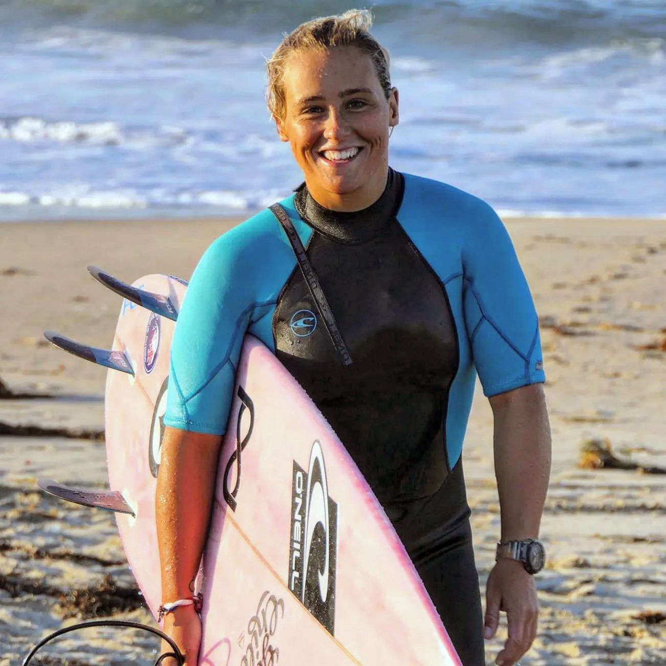 Loulé celebra conquista histórica de Yolanda Hopkins Sequeira, a primeira portuguesa no Circuito Mundial de Surf