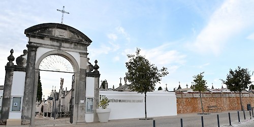Obras no cemitério de Loulé não impedem visitas