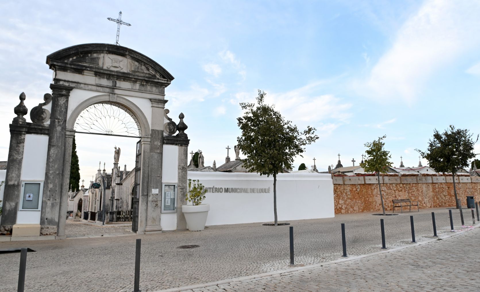 Obras no cemitério de Loulé não impedem visitas