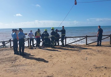 Resgatada mulher após queda de arriba na praia do Almargem em Quarteira