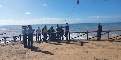Resgatada mulher após queda de arriba na praia do Almargem em Quarteira