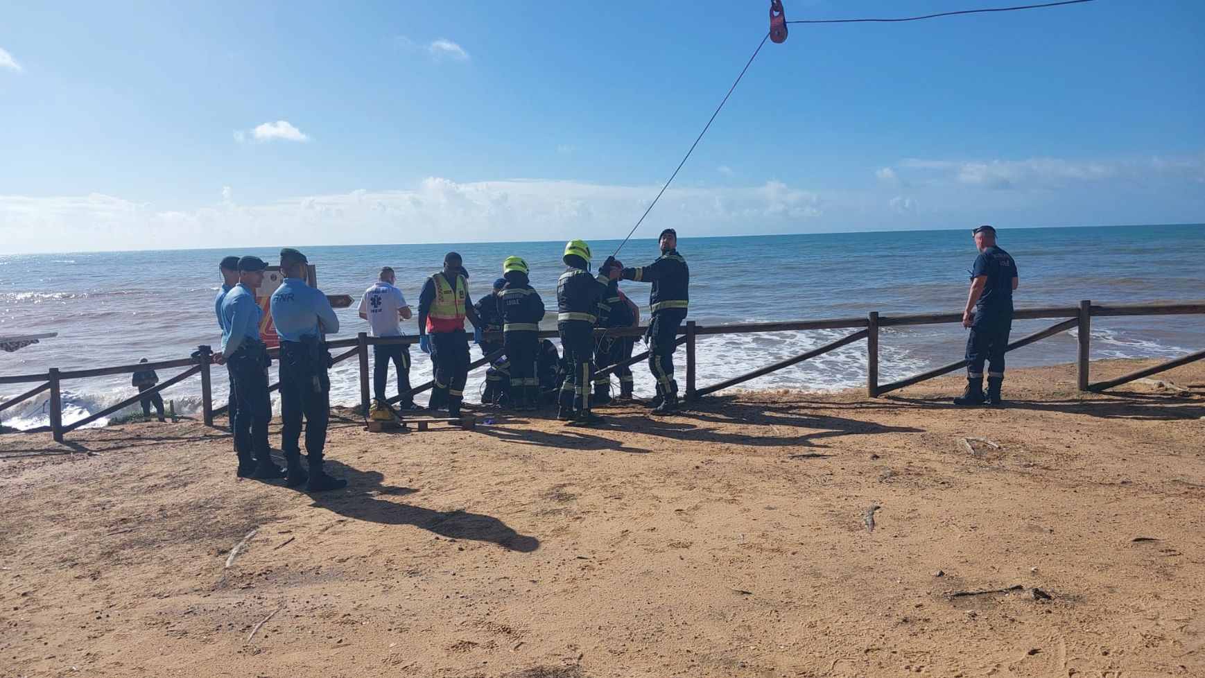 Resgatada mulher após queda de arriba na praia do Almargem em Quarteira