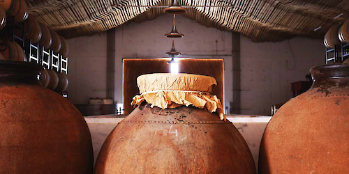 O vinho português que foi enterrado devido às invasões e que ganhou um gosto único