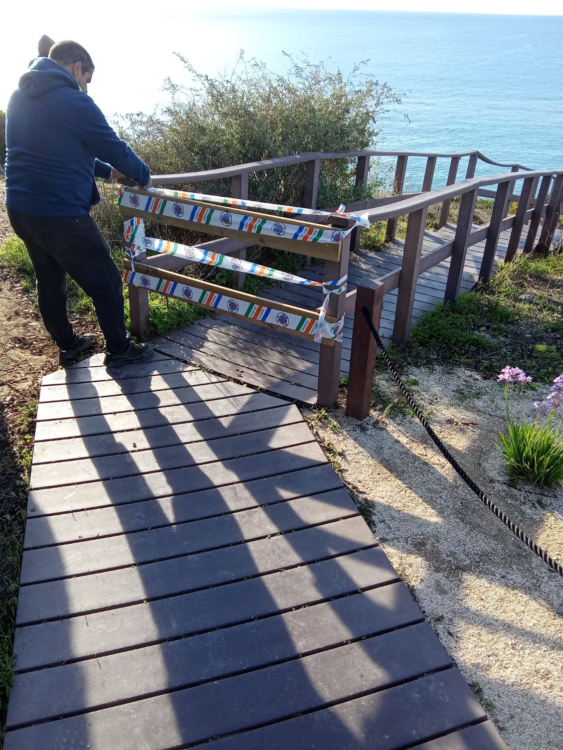 Escadaria de acesso à praia da Salema interdita