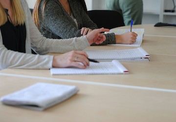 Mais de 200 alunos vão receber bolsa de estudo municipal