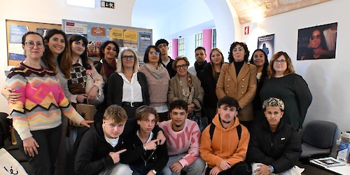 Alunos/as de Loulé criam exposição para alertar para a violência contra as mulheres