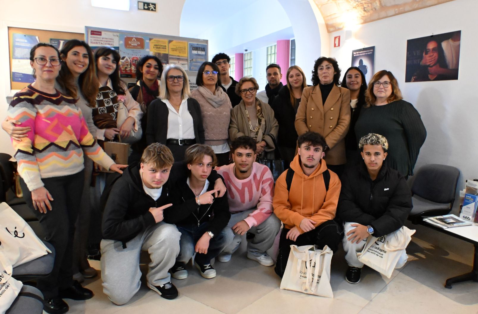 Alunos/as de Loulé criam exposição para alertar para a violência contra as mulheres