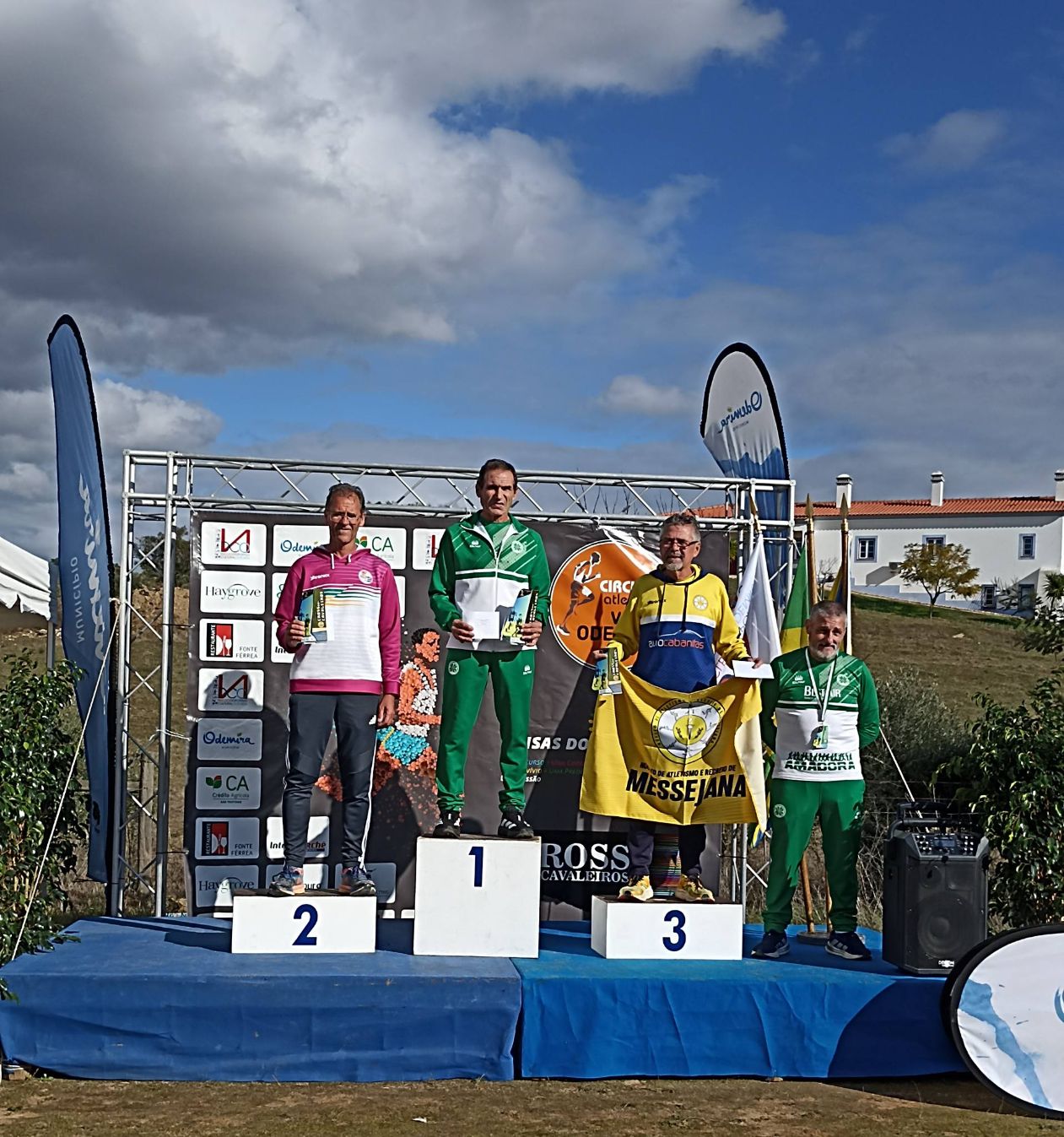 35 ª Meia Maratona Internacional de Lagos Mini Meia Maratona e a Mega Caminhada ao rubro