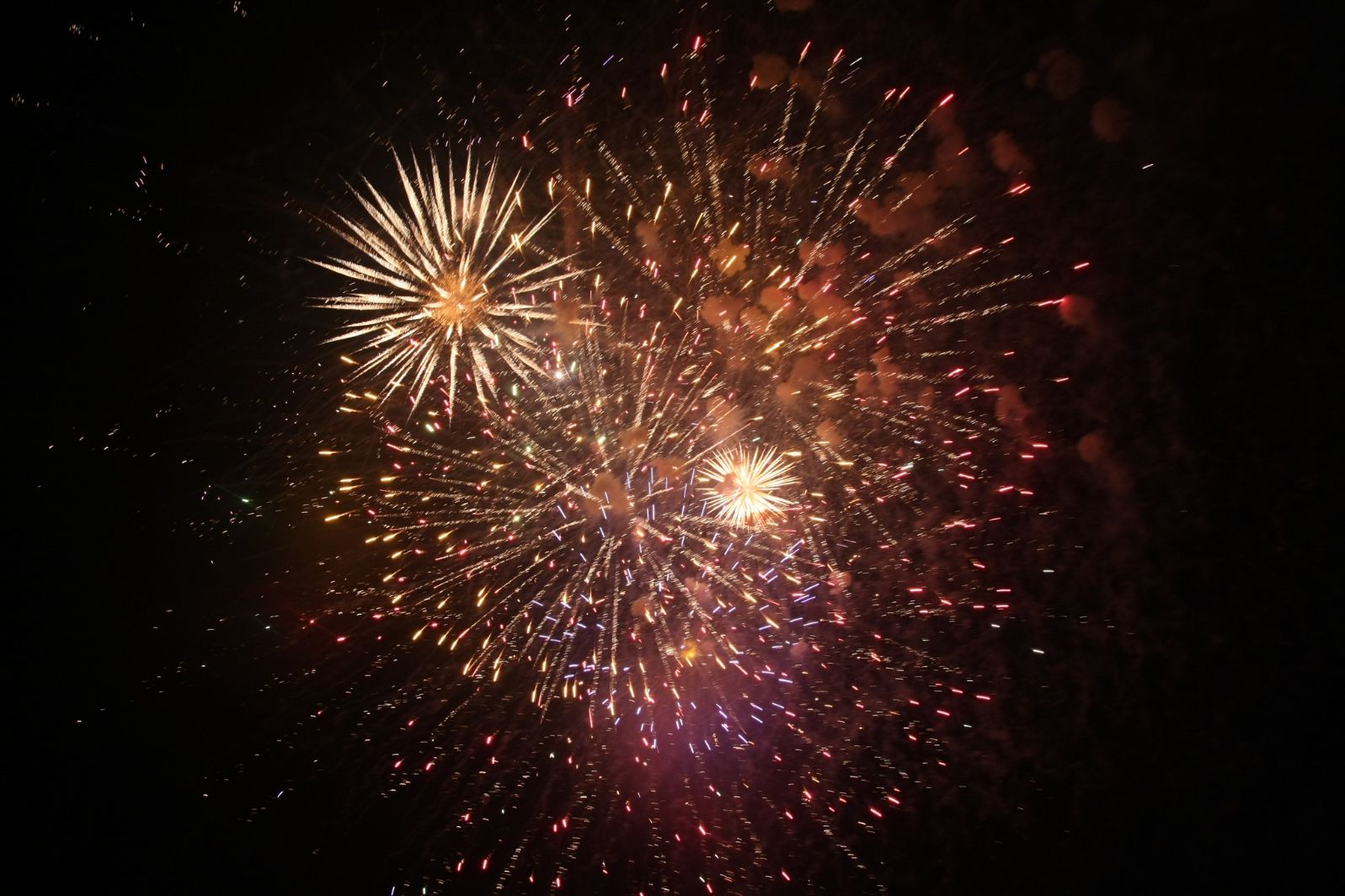 Vila do Bispo recebe novo ano com fogo de artifício