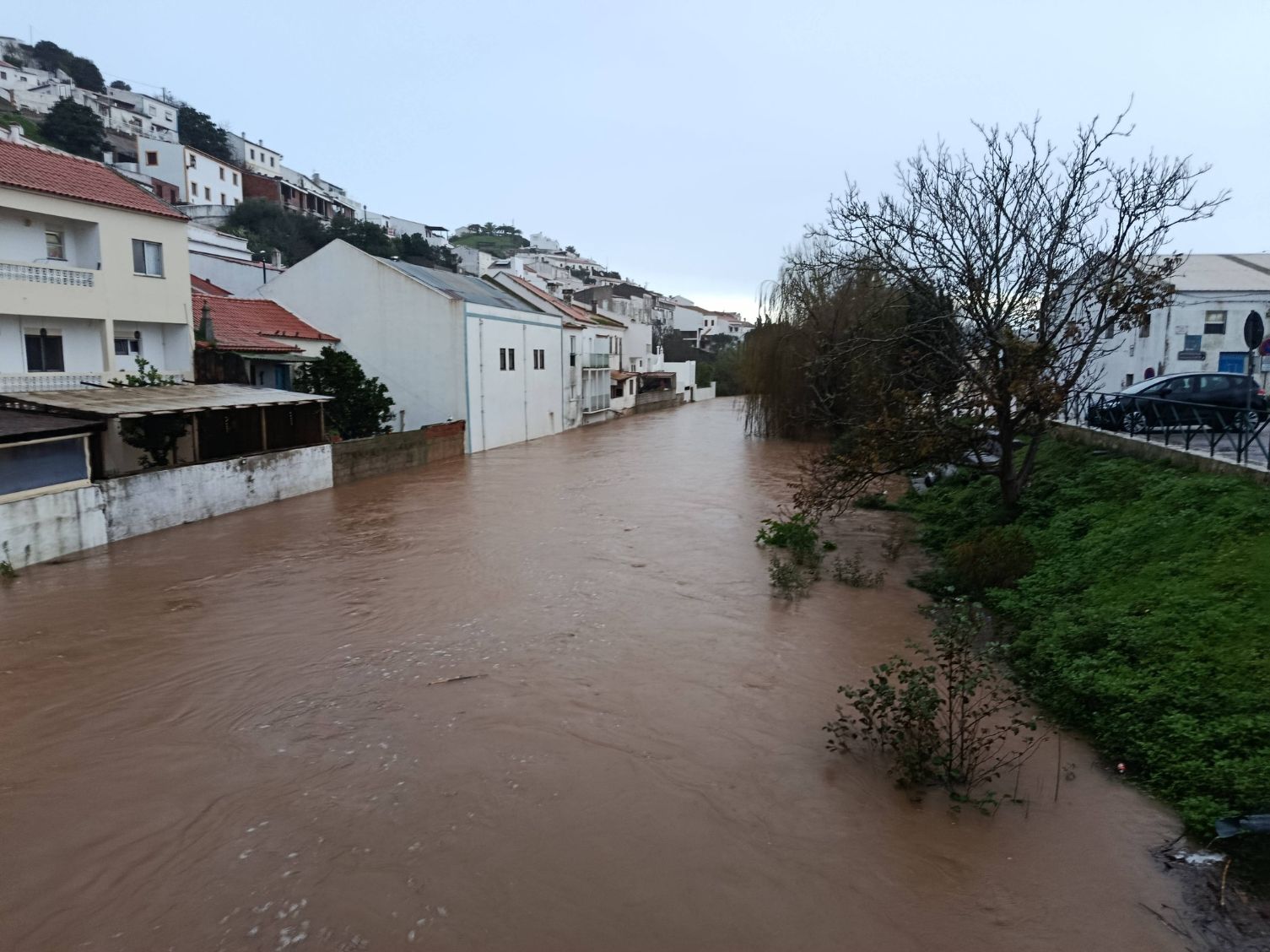 A chuva inundou algumas estradas de Aljezur