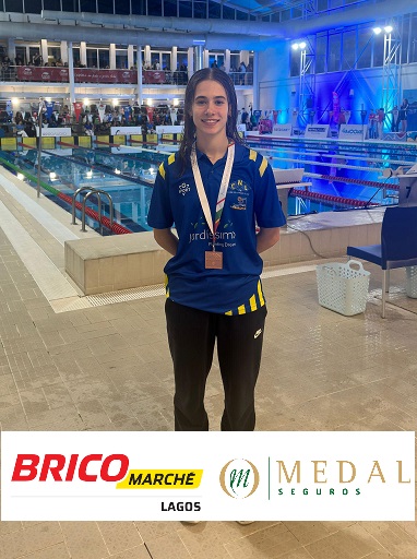 Leonor Costa do Clube de Natação de Lagos foi finalista em todas as distâncias de costas e conquistou uma medalha de bronze, no Campeonato Nacional de Piscina Curta de Juniores e Seniores