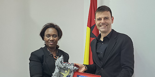 Atleta do Algarve, Usumane Djumo doa Troféu à Federação de Atletismo da Guiné-Bissau