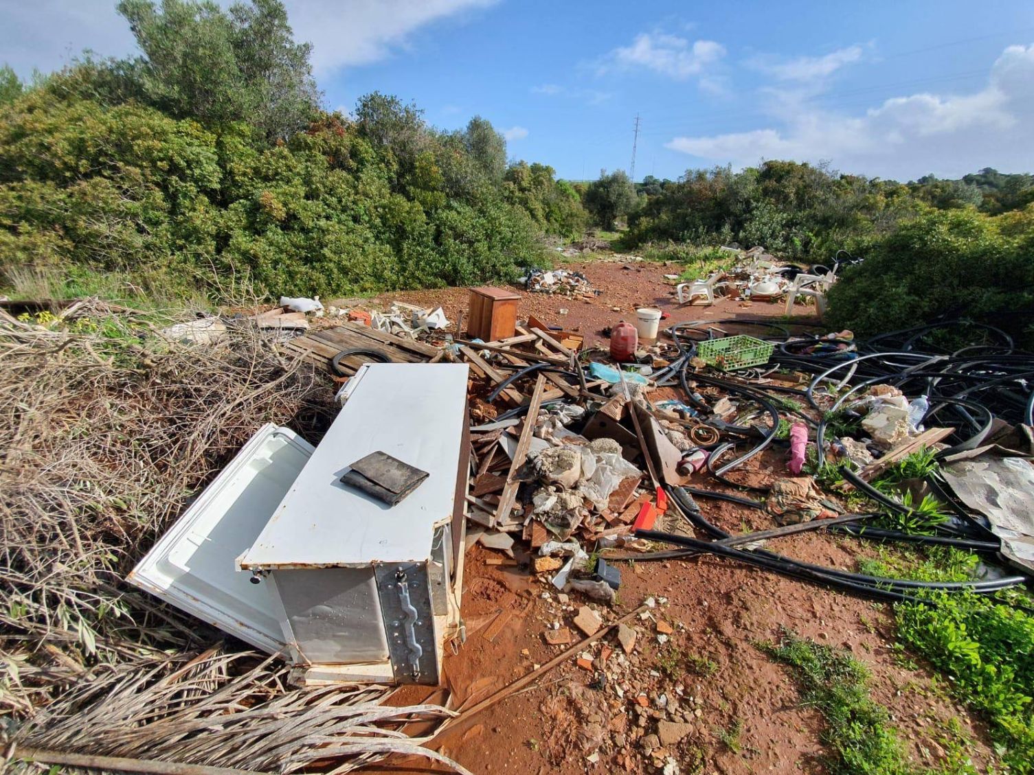Polícia Municipal de Lagos fiscaliza deposição ilegal de resíduos