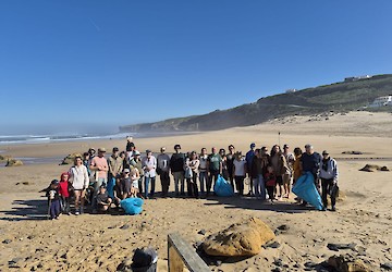 Acção de limpeza na Praia do Monte Clérigo de Aljezur