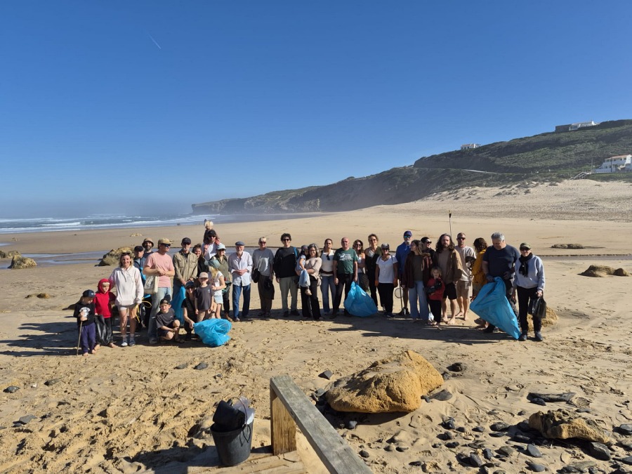 Acção de limpeza na Praia do Monte Clérigo de Aljezur