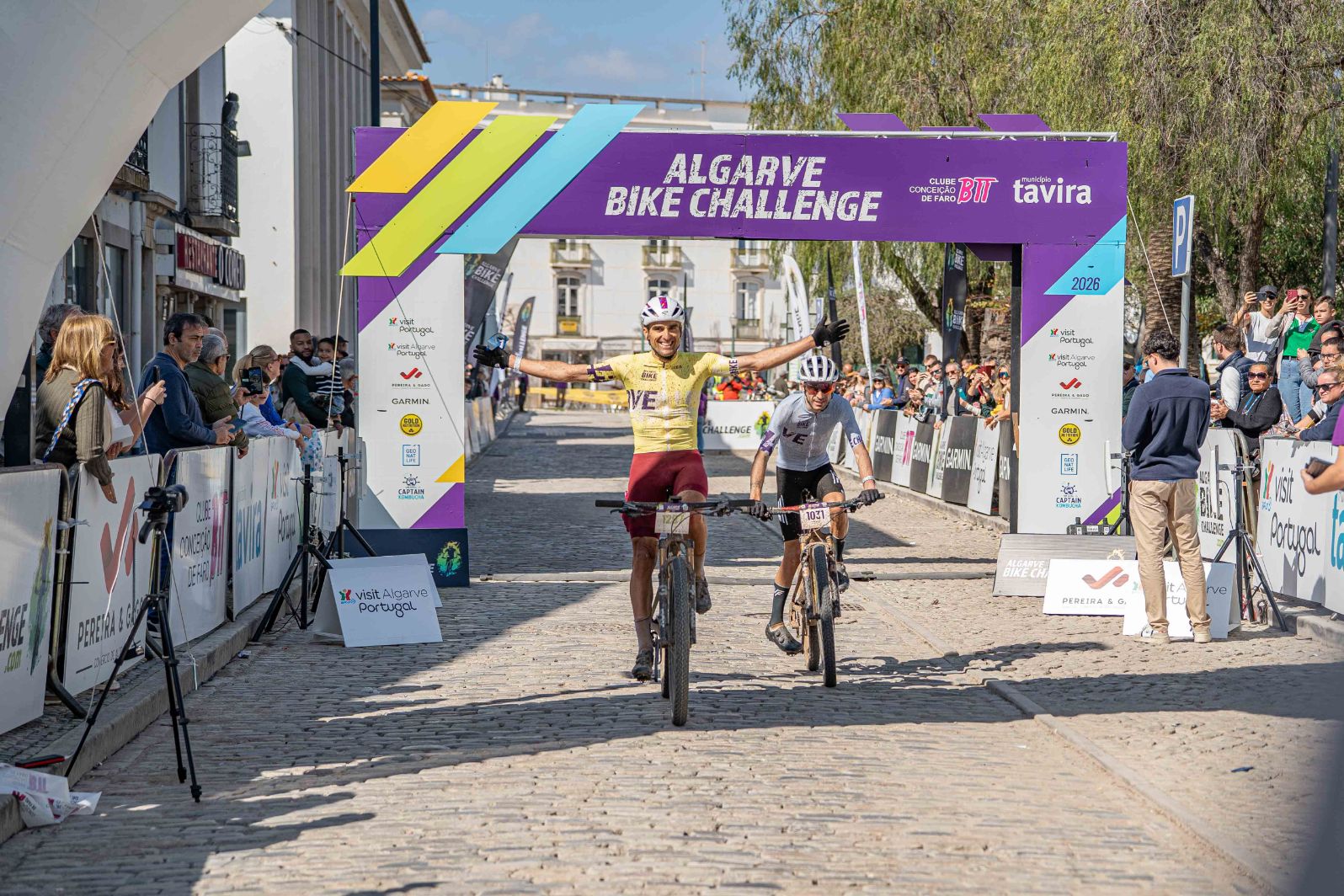 Victor Grande e Nicky Healy vencem a última etapa e a geral do Algarve Bike Challenge
