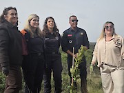 Mais de 800 árvores plantadas em acção de reflorestação na Área de Merendas do Castelejo, Vila do Bispo - 1