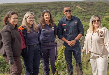 Mais de 800 árvores plantadas em acção de reflorestação na Área de Merendas do Castelejo, Vila do Bispo