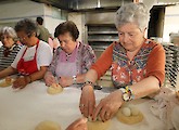Confecção do Folar da Páscoa reúne participantes das Actividades 65+ nem Vila do Bispo