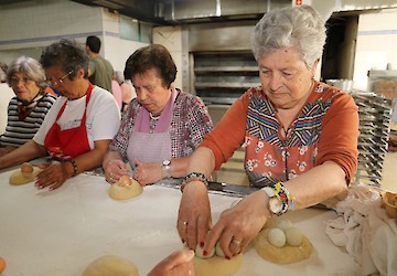 Confecção do Folar da Páscoa reúne participantes das Actividades 65+ nem Vila do Bispo