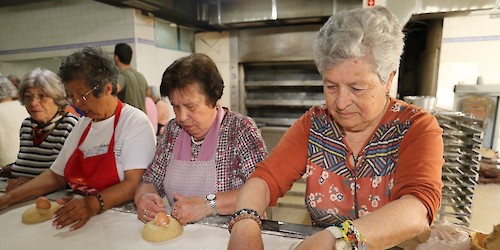 Confecção do Folar da Páscoa reúne participantes das Actividades 65+ nem Vila do Bispo