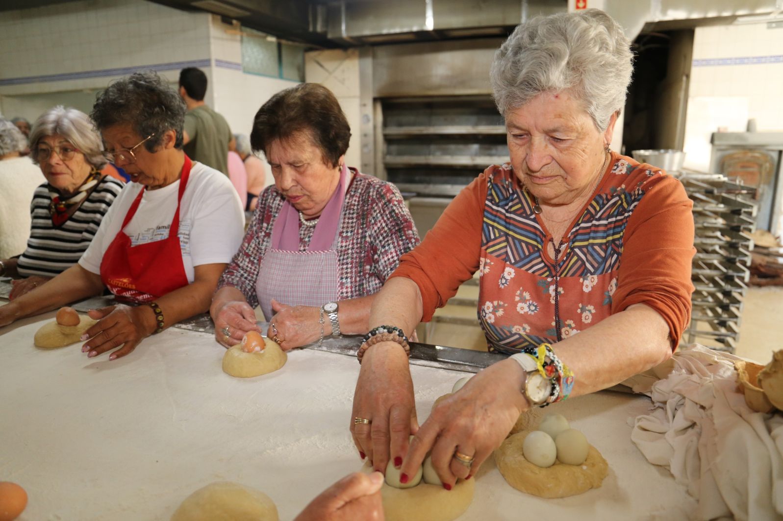 Confecção do Folar da Páscoa reúne participantes das Actividades 65+ nem Vila do Bispo