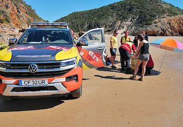 Elementos do Projecto “SeaWatch” auxiliam praticante de parapente na praia das Furnas em Vila do Bispo