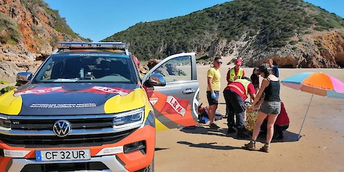 Elementos do Projecto “SeaWatch” auxiliam praticante de parapente na praia das Furnas em Vila do Bispo