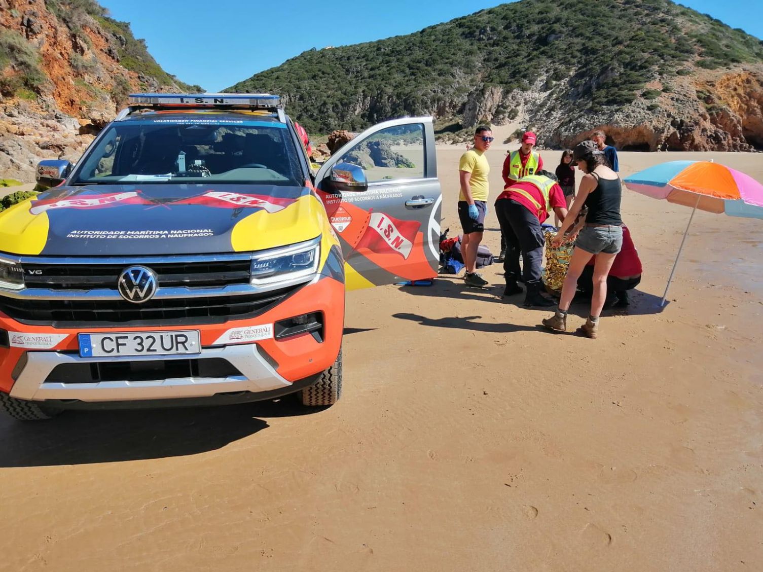 Elementos do Projecto “SeaWatch” auxiliam praticante de parapente na praia das Furnas em Vila do Bispo