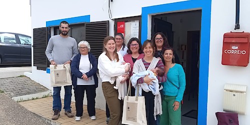 Freguesia de Budens entrega primeiros Kits de Bebé feitos pela comunidade