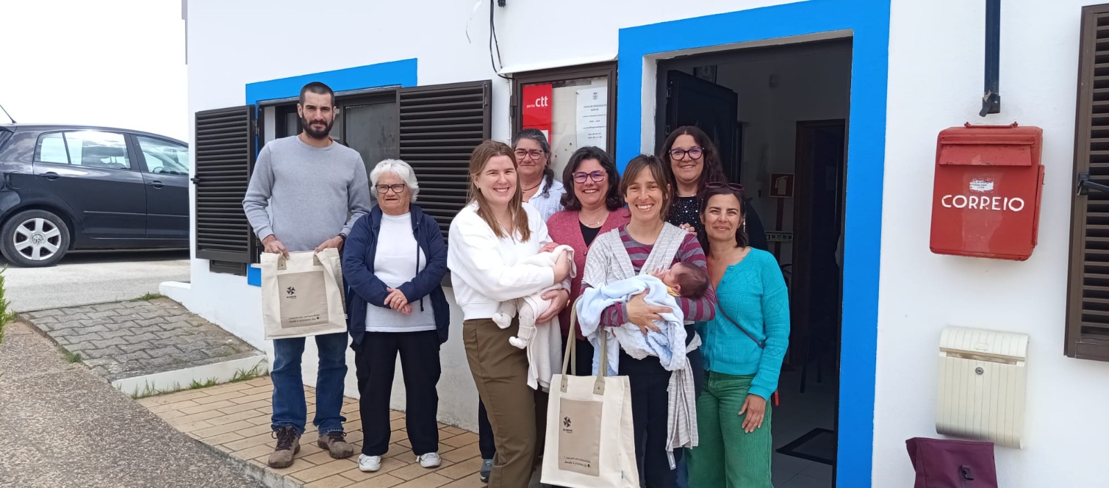 Freguesia de Budens entrega primeiros Kits de Bebé feitos pela comunidade