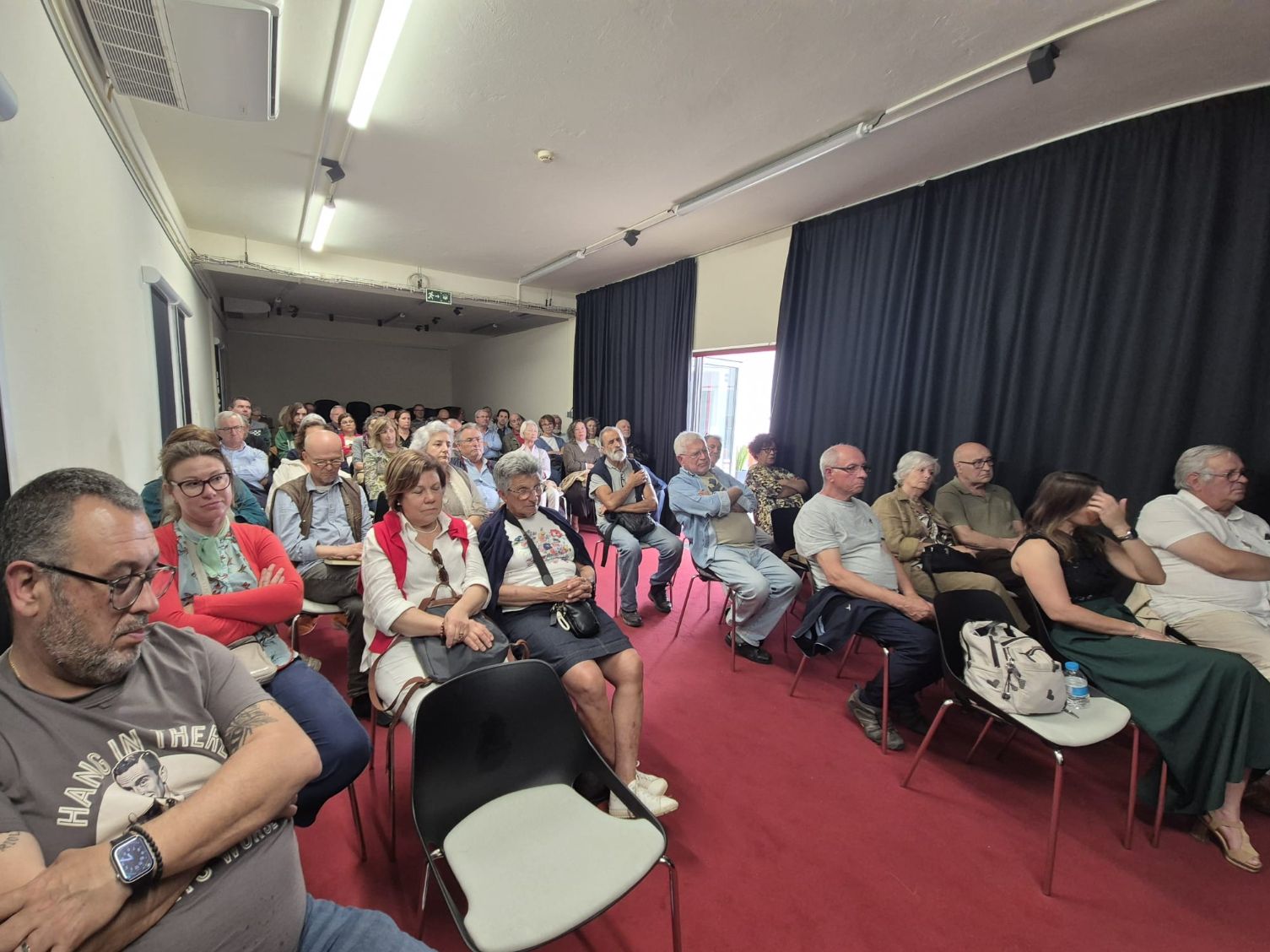 Auditório da Biblioteca Municipal de Lagos lotado com a apresentação de "O cavaleiro Rui Valente: um pirata e corsário de Faro no Algarve do séc. XV", de Fernando Pessanha